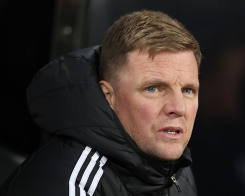 إيدي هاو يهاجم التحكيم بعد تعادل نيوكاسل وتشيلسي المثير