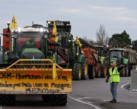 احتجاجات المزارعين في فرنسا تتحدى هدنة الحكومة وتغلق الطرق