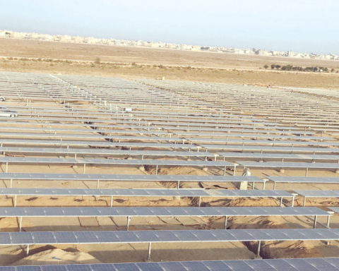 تنزانيا تفتتح أكبر مصنع للألواح الشمسية في أفريقيا باستثمارات ضخمة