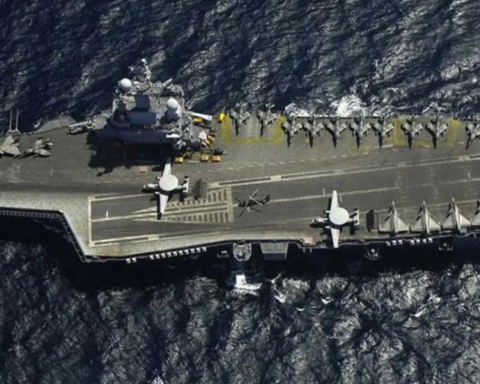 ماكرون يعلن بناء حاملة طائرات نووية جديدة بديلة لشارل ديغول