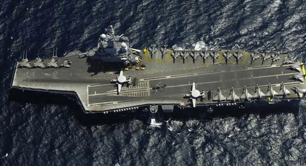 ماكرون يعلن بناء حاملة طائرات نووية جديدة بديلة لشارل ديغول