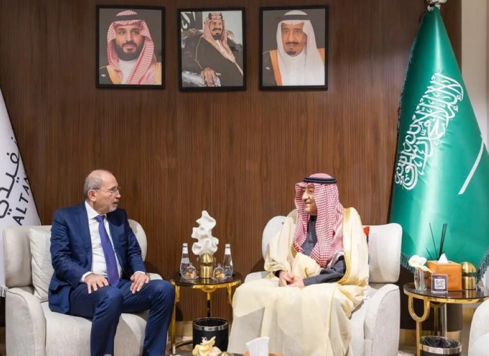 وزير الخارجية الأردني يصل الرياض: زيارة رسمية لتعزيز العلاقات