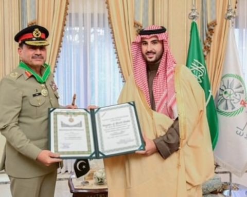 وزير الدفاع يقلد قائد الجيش الباكستاني وسام الملك عبدالعزيز