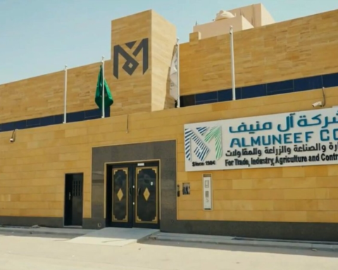 آل منيف توقع عقداً لبناء 3 مصانع ضمن استراتيجية 2030