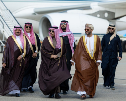 وزير الخارجية يصل مسقط: انطلاق أعمال مجلس التنسيق السعودي العماني