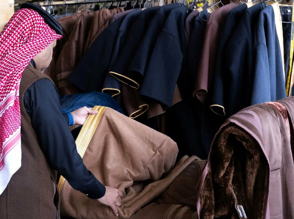 الفروة في القصيم: موروث شتوي يجمع بين الدفء والأناقة