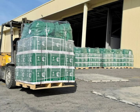 وصول الطائرة السعودية الـ 76 لإغاثة غزة بمساعدات عاجلة