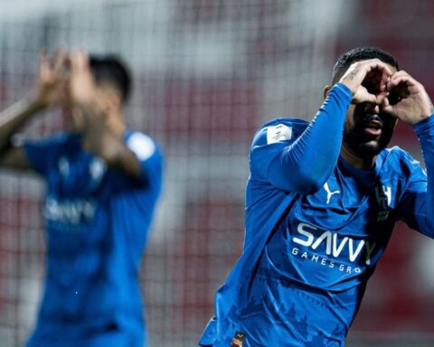 مالكوم يقود الهلال للفوز على الشارقة بأرقام قياسية