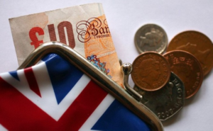 تباطؤ الاقتصاد البريطاني وتراجع مدخرات الأسر بضغط الضرائب