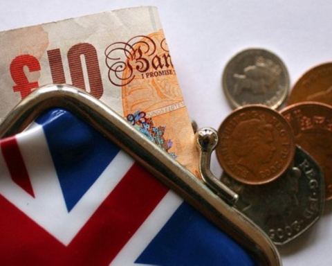 تباطؤ الاقتصاد البريطاني وتراجع مدخرات الأسر بضغط الضرائب