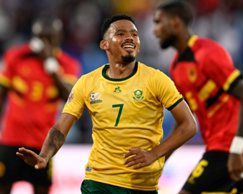 جنوب أفريقيا تهزم أنغولا 2-1 في كأس أمم أفريقيا: تألق فوستر