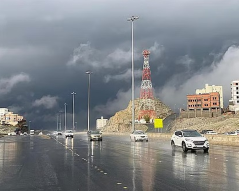 طقس مكة المكرمة: أمطار خفيفة ورياح نشطة حتى المساء