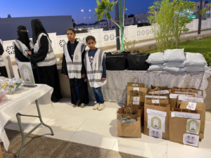 الشؤون الإسلامية توزع الحقيبة الشتوية بجامع القبلتين بالمدينة