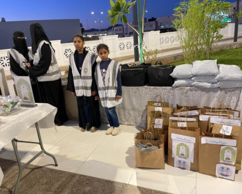 الشؤون الإسلامية توزع الحقيبة الشتوية بجامع القبلتين بالمدينة