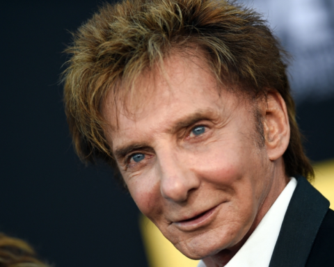 Barry Manilow diagnosed with lung cancer: details of treatment and expected return date