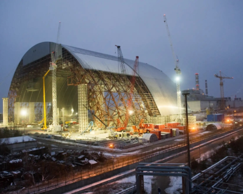 خطر نووي في تشيرنوبيل: تحذيرات من انهيار عازل الأمان