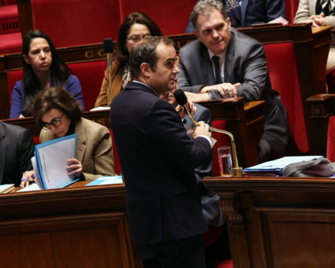 فرنسا تناقش قانون طوارئ لتجنب إغلاق حكومي وشيك