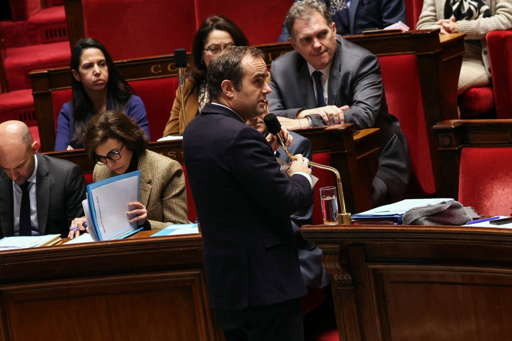 فرنسا تناقش قانون طوارئ لتجنب إغلاق حكومي وشيك