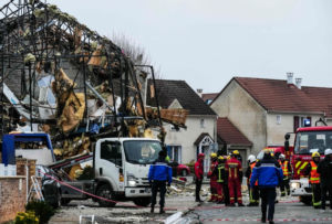 انفجار مبنى في فرنسا: إصابة 3 أطفال ووالدتهم قرب باريس