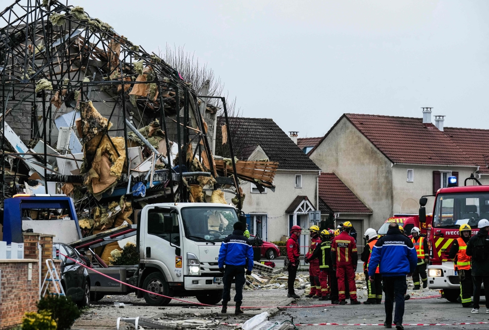 انفجار مبنى في فرنسا: إصابة 3 أطفال ووالدتهم قرب باريس