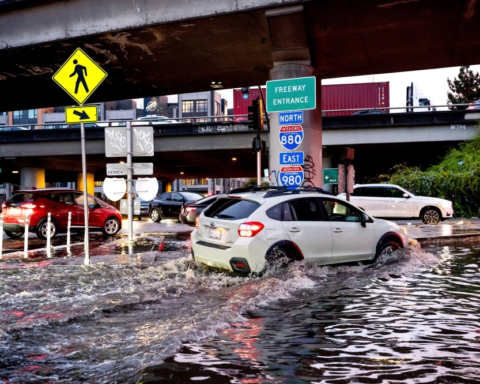 عواصف كاليفورنيا: تحذيرات من أمطار غزيرة وثلوج وإخلاء للسكان