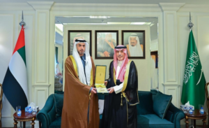 تقليد الشيخ نهيان بن سيف وشاح الملك عبدالعزيز بأمر الملك سلمان