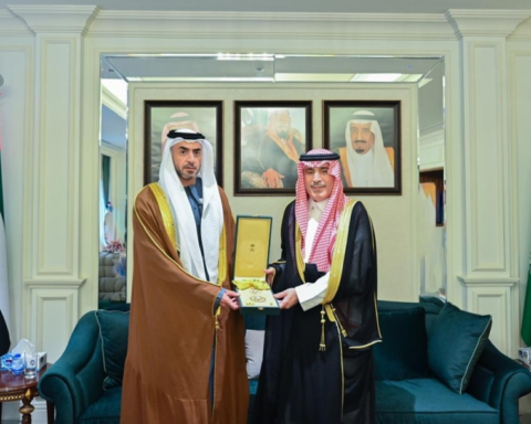 تقليد الشيخ نهيان بن سيف وشاح الملك عبدالعزيز بأمر الملك سلمان