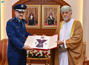 سلطان عمان يمنح قائد القوات الجوية السعودية وسام عمان العسكري