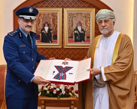 سلطان عمان يمنح قائد القوات الجوية السعودية وسام عمان العسكري