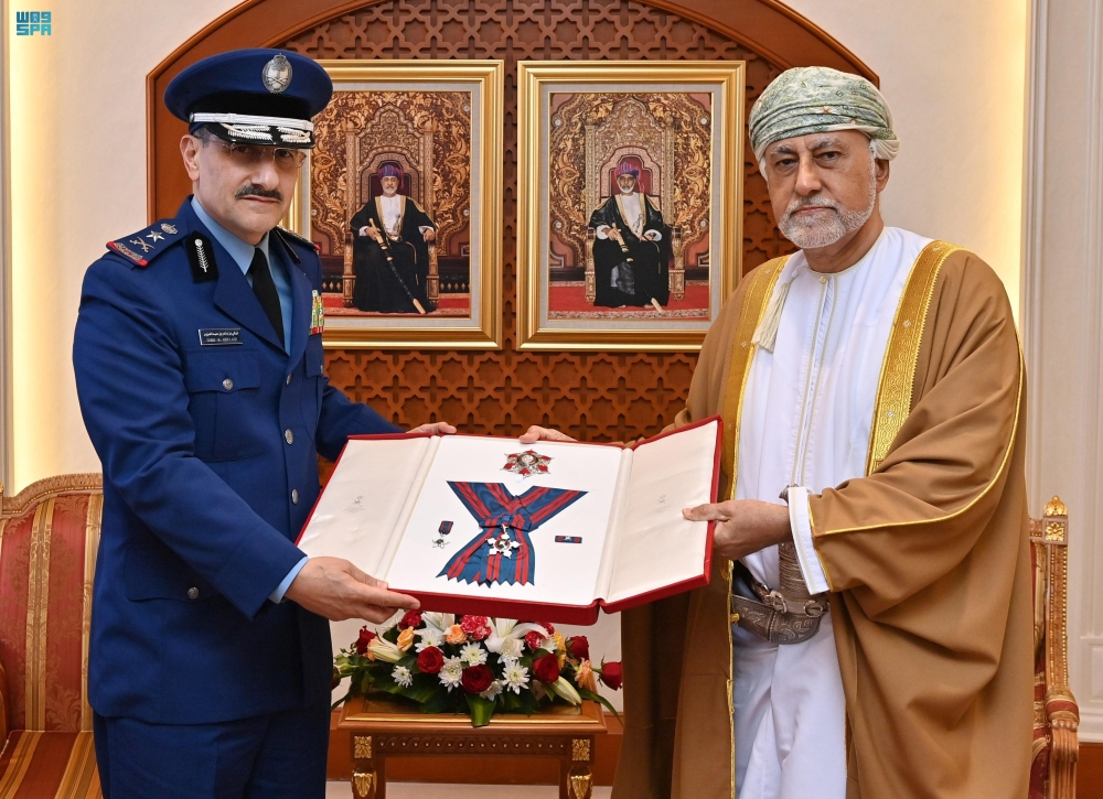 سلطان عمان يمنح قائد القوات الجوية السعودية وسام عمان العسكري