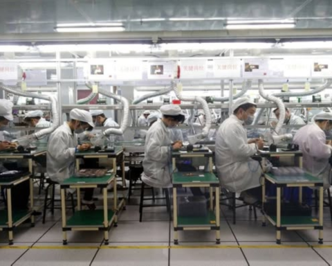 أمريكا تنتقد سياسات الصين في أشباه الموصلات وتلوح برسوم جمركية