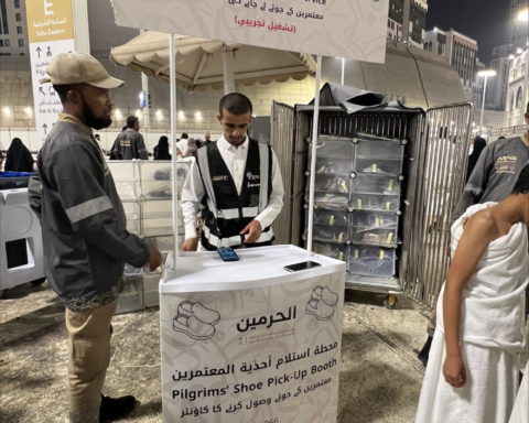 مبادرة ذكية لنقل أحذية المعتمرين بالمسجد الحرام وإنهاء التكدس