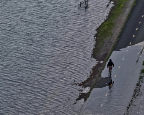 لوس أنجلوس تعلن الطوارئ: فيضانات عارمة تضرب كاليفورنيا