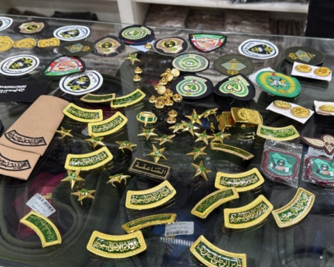 الرياض: إغلاق محال ملابس عسكرية مخالفة ومصادرة رتب