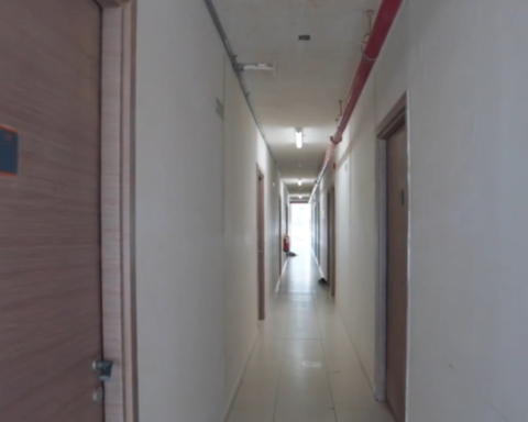 إيقاف السجلات التجارية لمخالفي اشتراطات السكن الجماعي للعمالة