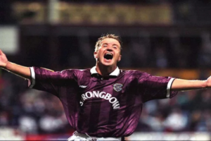 وفاة جون روبرتسون أسطورة نوتنغهام فورست وبطل أوروبا