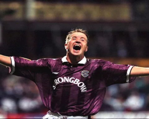 وفاة جون روبرتسون أسطورة نوتنغهام فورست وبطل أوروبا