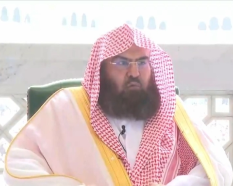 السديس يكرم رجل الأمن ريان لإنقاذه شخصاً بالحرم المكي