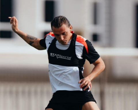 القادسية يواجه ضمك في دوري روشن: استعدادات كاملة وطموح الفوز