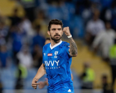 جماهير الهلال تهتف لروبن نيفيز قبل لقاء الخليج