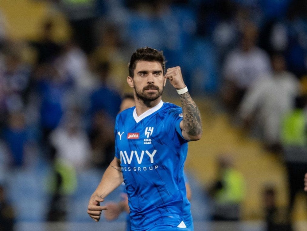 جماهير الهلال تهتف لروبن نيفيز قبل لقاء الخليج