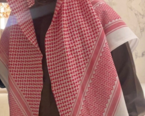 فهد بن نافل يدعم الهلال من مدرجات المملكة أرينا ضد الخليج