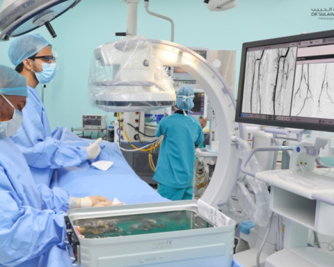 علاج جلطات دماغية لمسنة بالأشعة التداخلية في الخبر