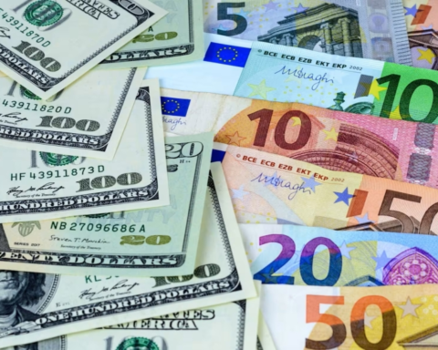 المركزي الروسي يرفع سعر الروبل أمام الدولار واليورو واليوان