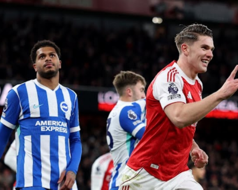 أرسنال يهزم برايتون 2-1 ويخطف صدارة الدوري الإنجليزي من السيتي