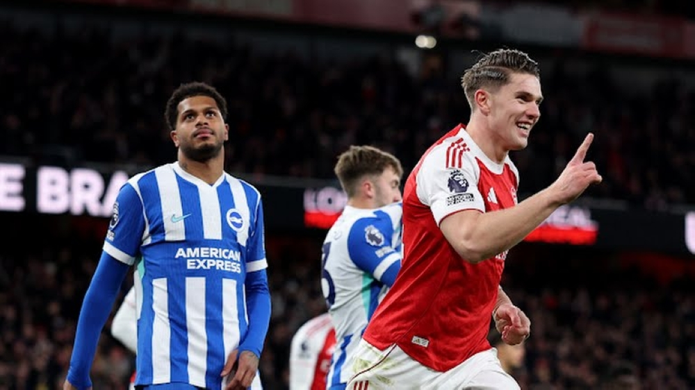 أرسنال يهزم برايتون 2-1 ويخطف صدارة الدوري الإنجليزي من السيتي