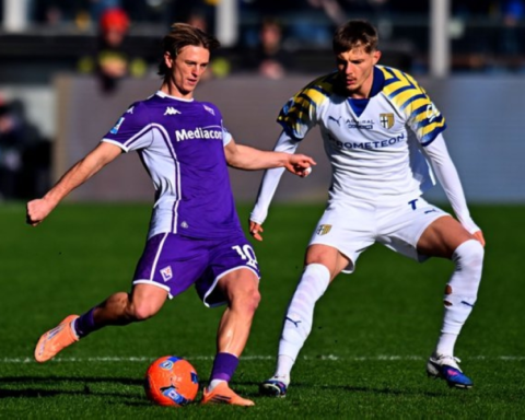 فيورنتينا يسقط أمام بارما ويقترب من الهبوط في الدوري الإيطالي