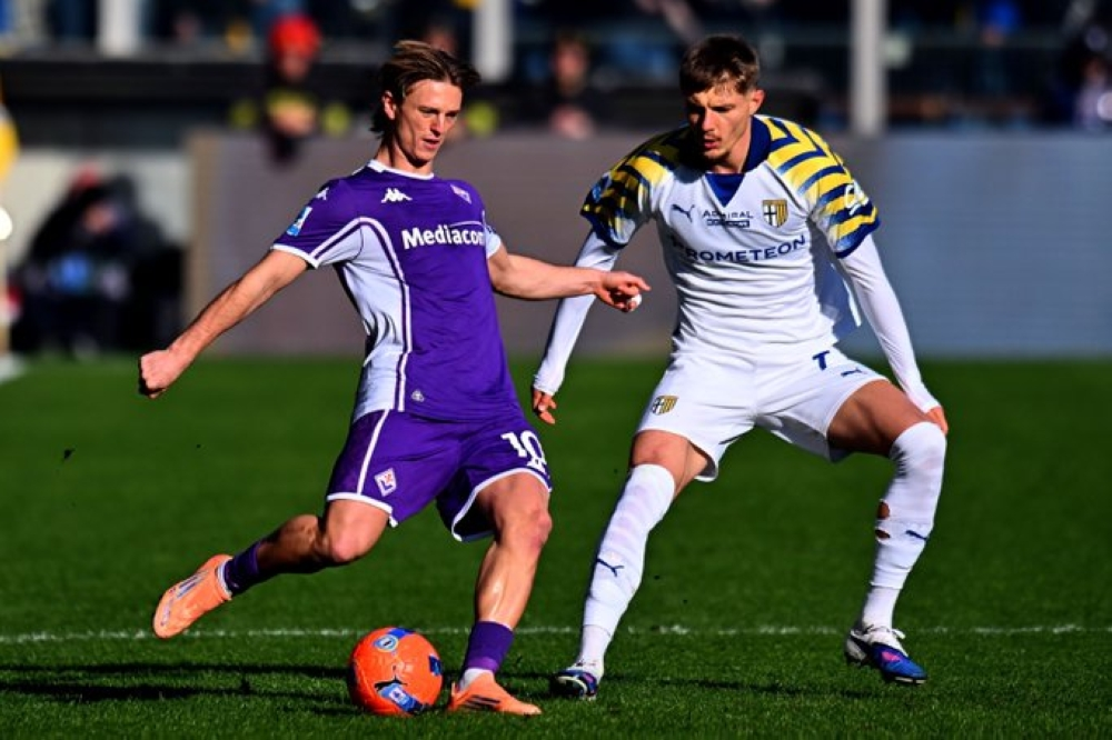 فيورنتينا يسقط أمام بارما ويقترب من الهبوط في الدوري الإيطالي