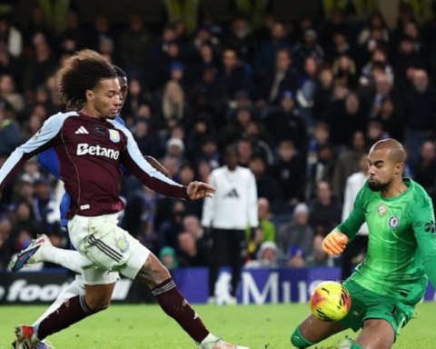 أستون فيلا يهزم تشيلسي 2-1 بثنائية واتكينز في الدوري الإنجليزي