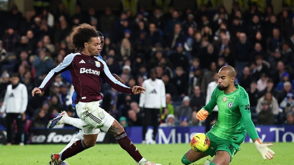 أستون فيلا يهزم تشيلسي 2-1 بثنائية واتكينز في الدوري الإنجليزي